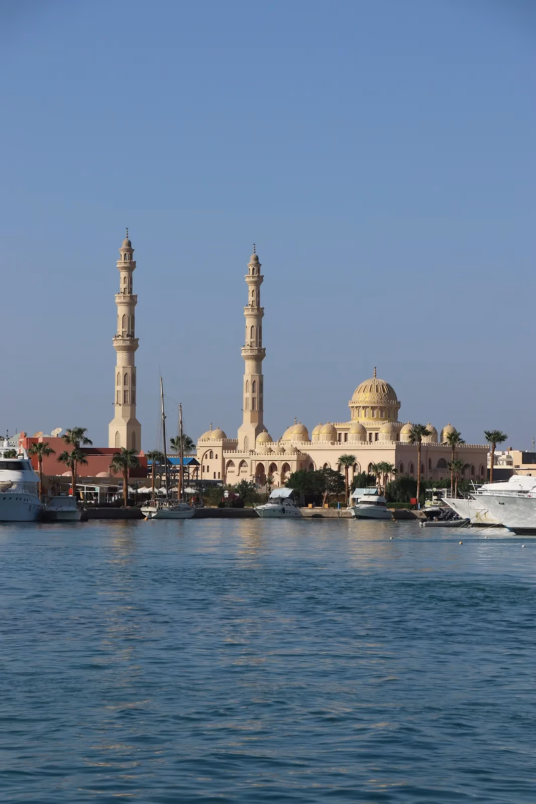 De witte El Mina-moskee met twee hoge minaretten en een koepel aan de haven van Hurghada