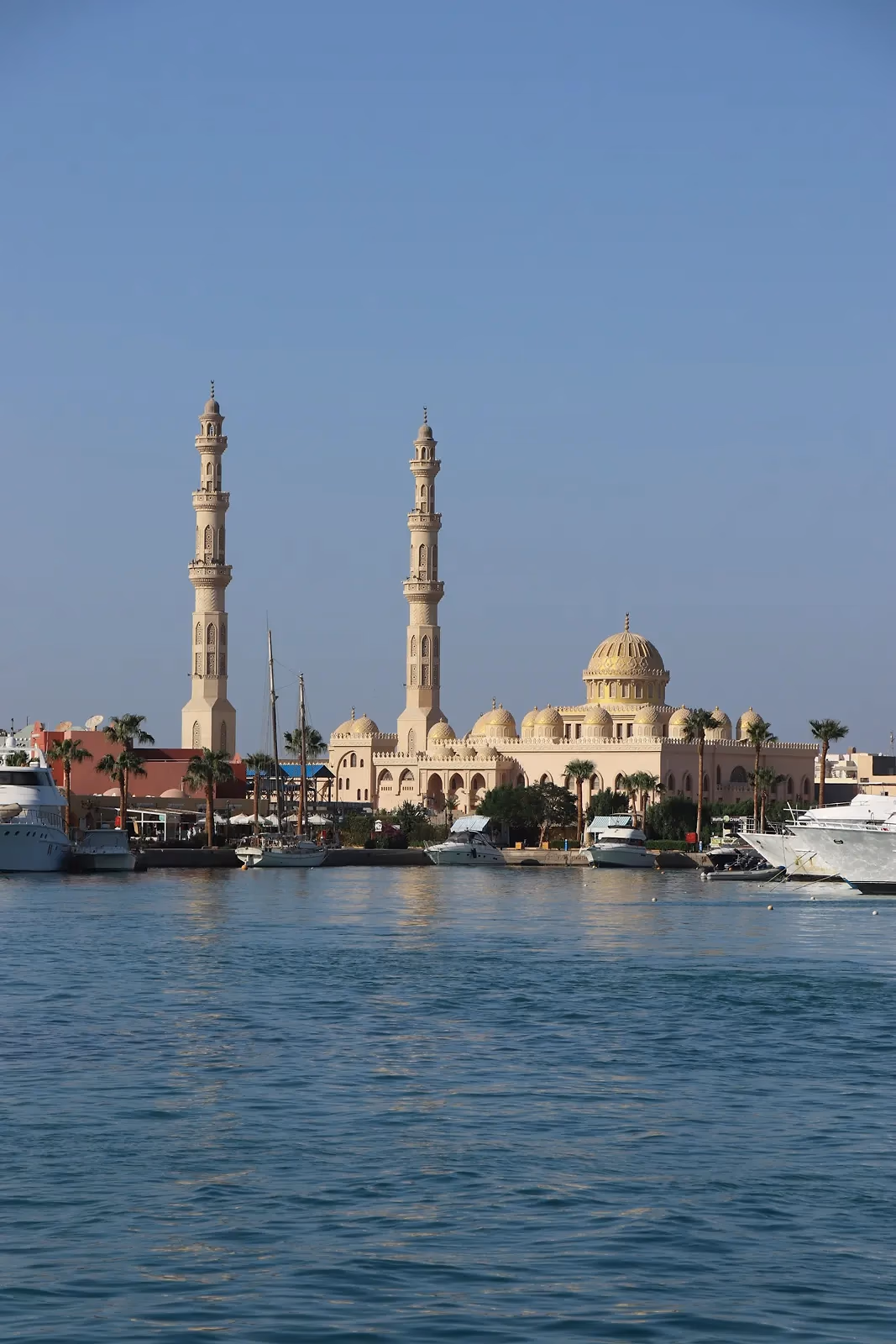 De witte El Mina-moskee met twee hoge minaretten en een koepel aan de haven van Hurghada