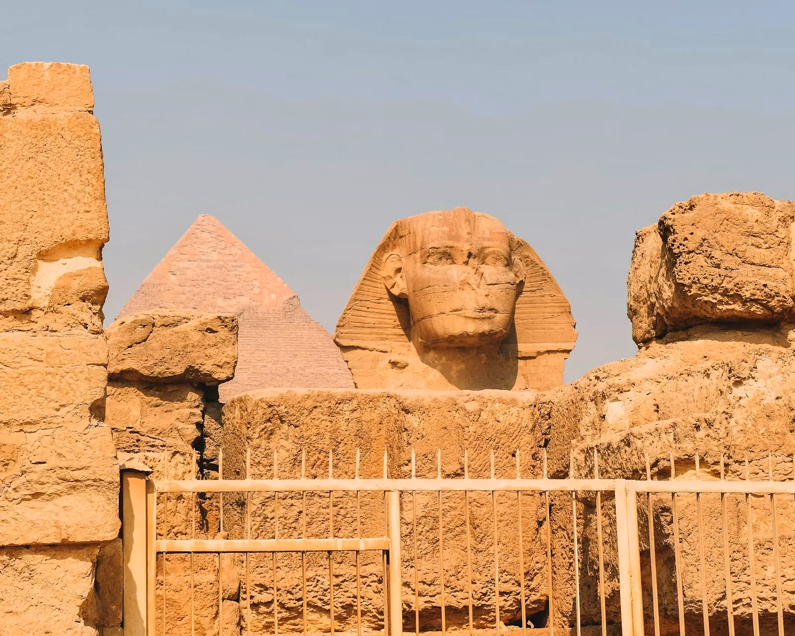 Model van de Sfinx en een piramide tussen stenen blokken achter een hekje in een miniatuurpark
