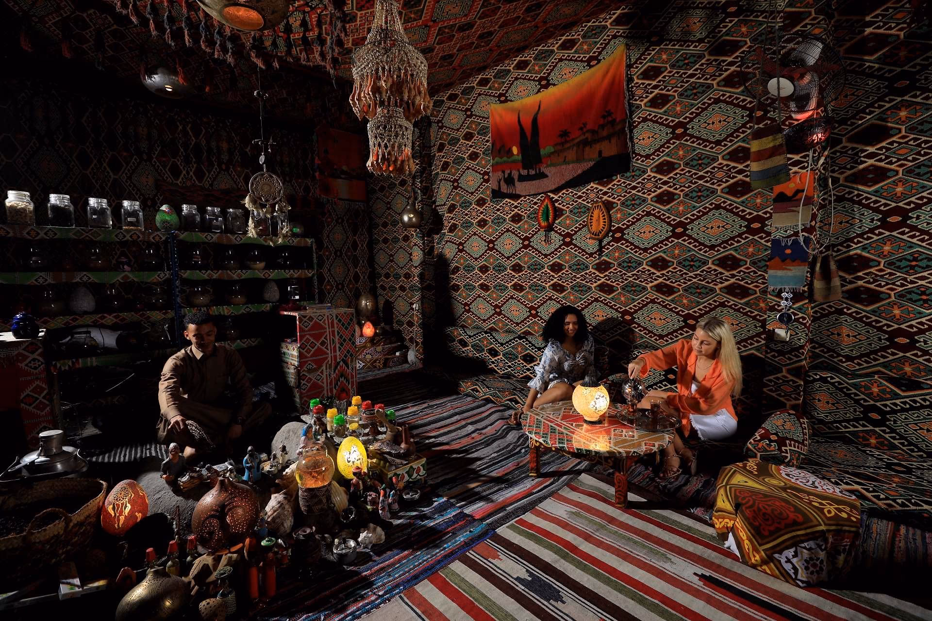 Het shishacafé Alf Lela met kleden, lantaarns en waterpijpen, SUNRISE Crystal Bay Resort in Hurghada