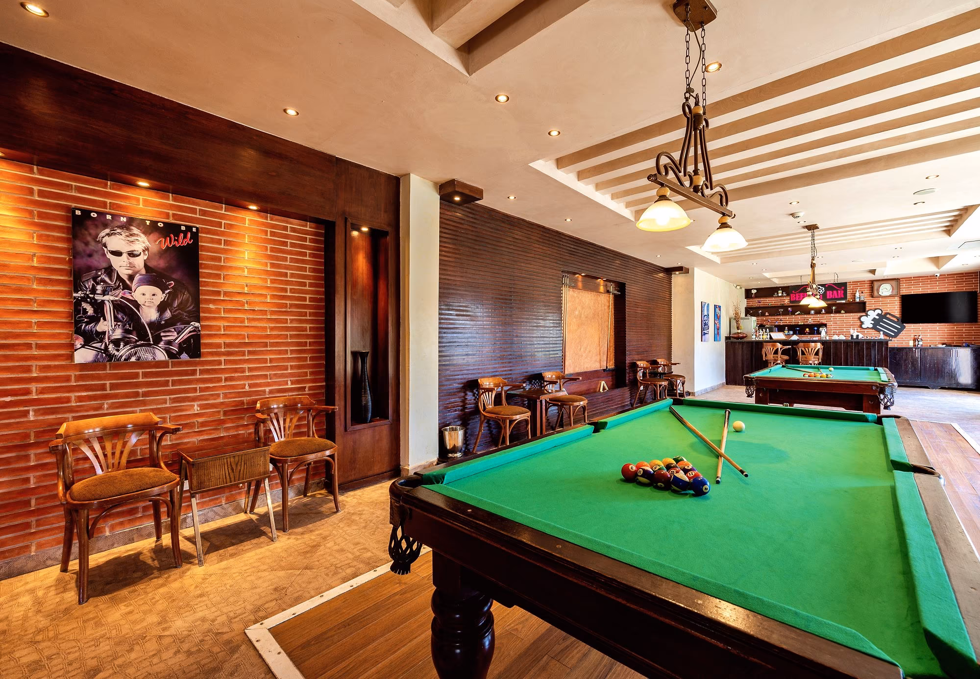Champion Sports Bar met pooltafel, bakstenen wand en barkrukken, SUNRISE Crystal Bay Resort in Hurghada
