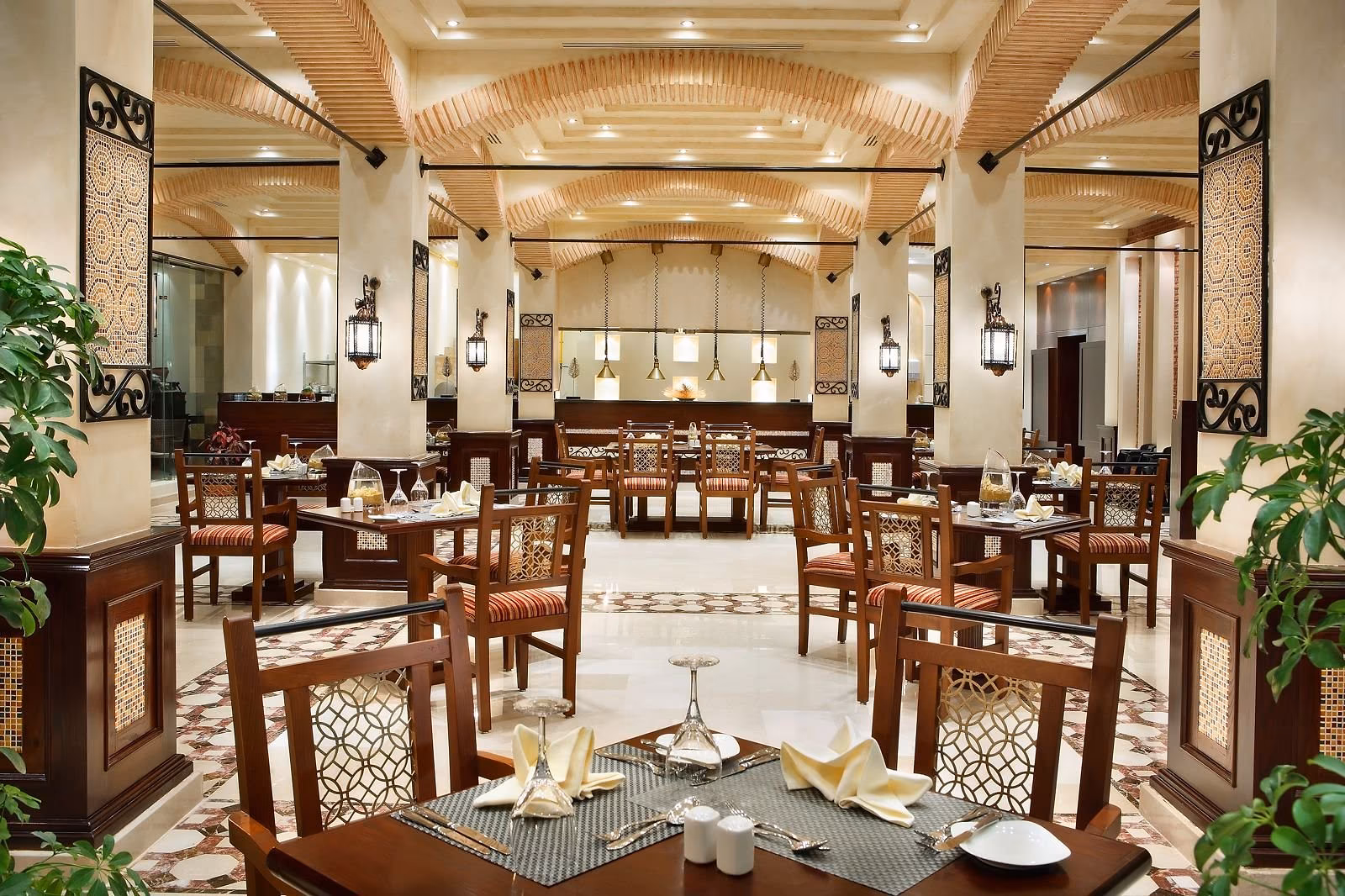 Interieur van het mediterrane restaurant Elia met houten stoelen en lantaarns, SUNRISE Crystal Bay Resort in Hurghada