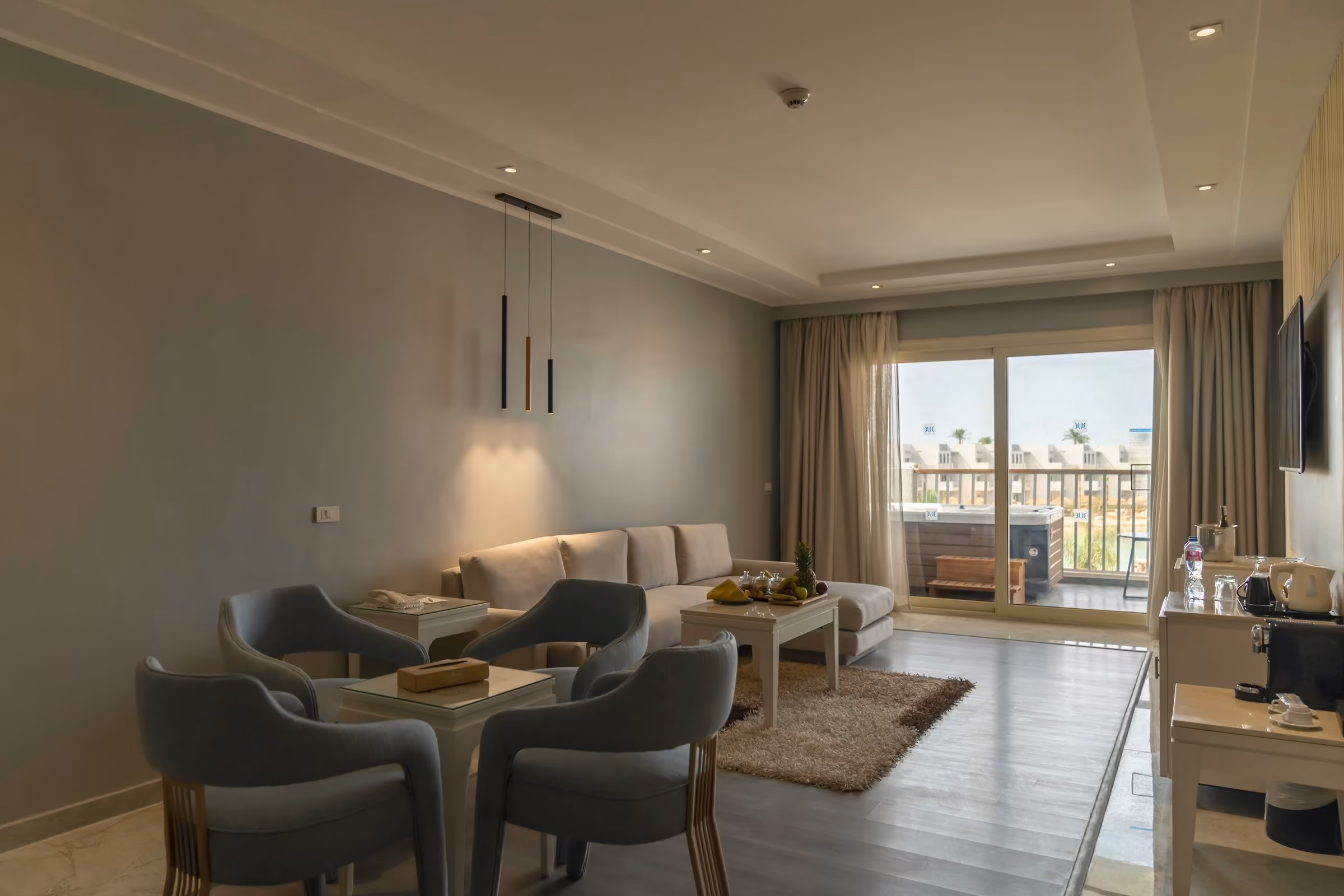 Woonkamer van de Executive Jacuzzi Suite met jacuzzi op het balkon, SUNRISE Crystal Bay Resort in Hurghada
