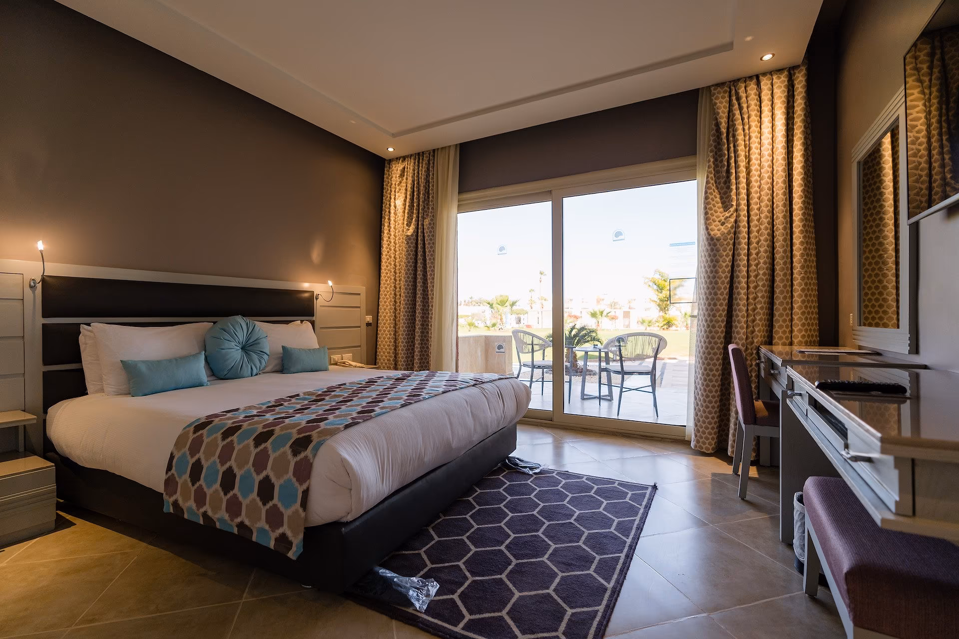 Slaapkamer van de Family Suite met kingsize bed en balkon, SUNRISE Crystal Bay Resort in Hurghada