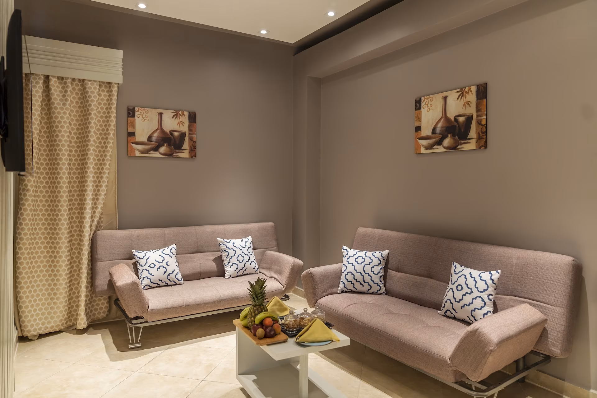 Woonruimte van de Family Swim-Up Suite met twee slaapbanken, SUNRISE Crystal Bay Resort in Hurghada
