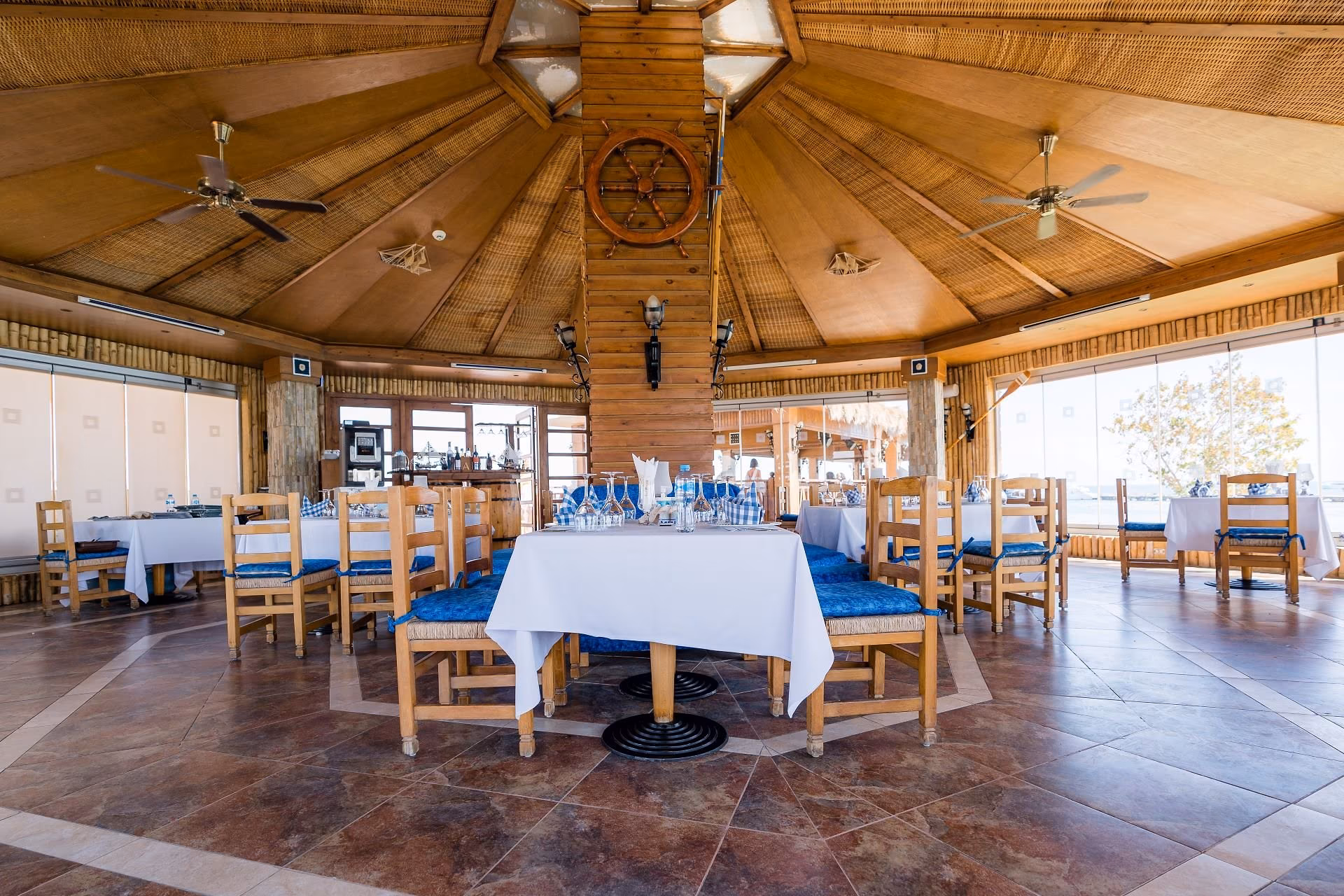 Ronde eetzaal van Felucca met houten plafond, scheepsroer en blauwe kussens, SUNRISE Crystal Bay Resort in Hurghada
