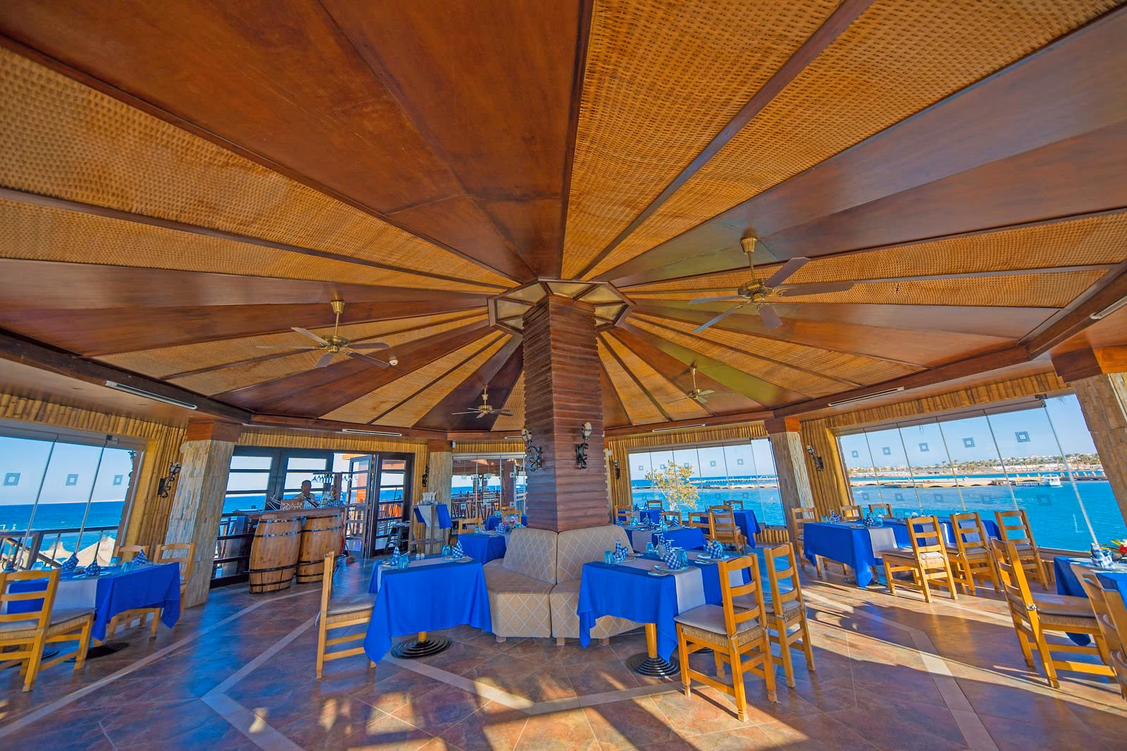 Visrestaurant Felucca met een rieten plafond, blauwe tafels en ramen op zee, SUNRISE Crystal Bay Resort in Hurghada