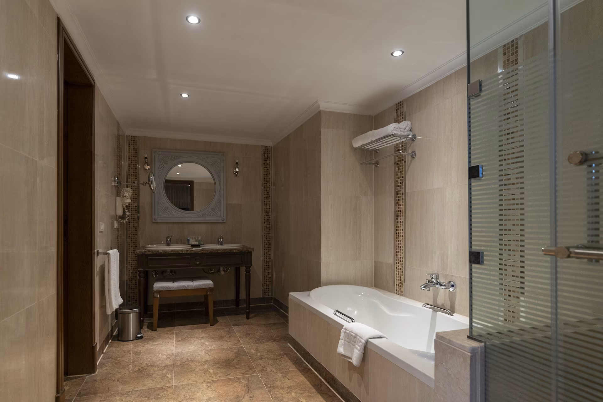Badkamer van de Jacuzzi Suite met bad en glazen douche, SUNRISE Crystal Bay Resort in Hurghada