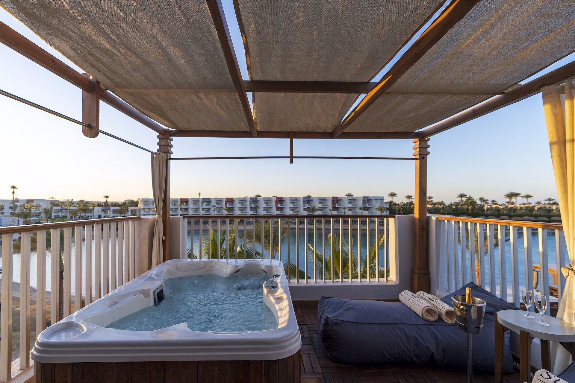 Jacuzzi onder een pergola op het dakterras van de Jacuzzi Suite, zicht op de lagune, SUNRISE Crystal Bay Resort in Hurghada