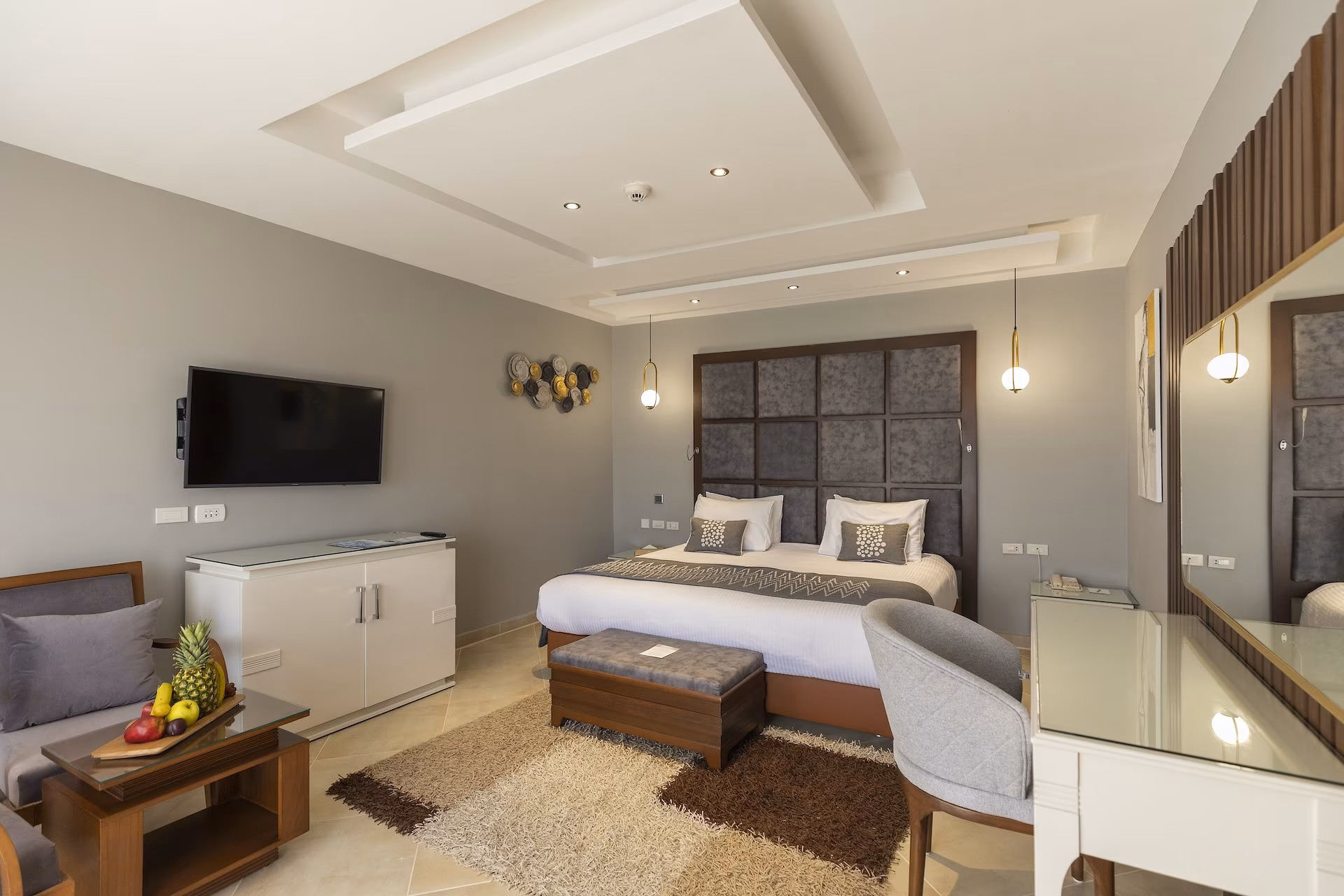 Slaapkamer van de Jacuzzi Suite met kingsize bed, zithoek en fruitschaal, SUNRISE Crystal Bay Resort in Hurghada