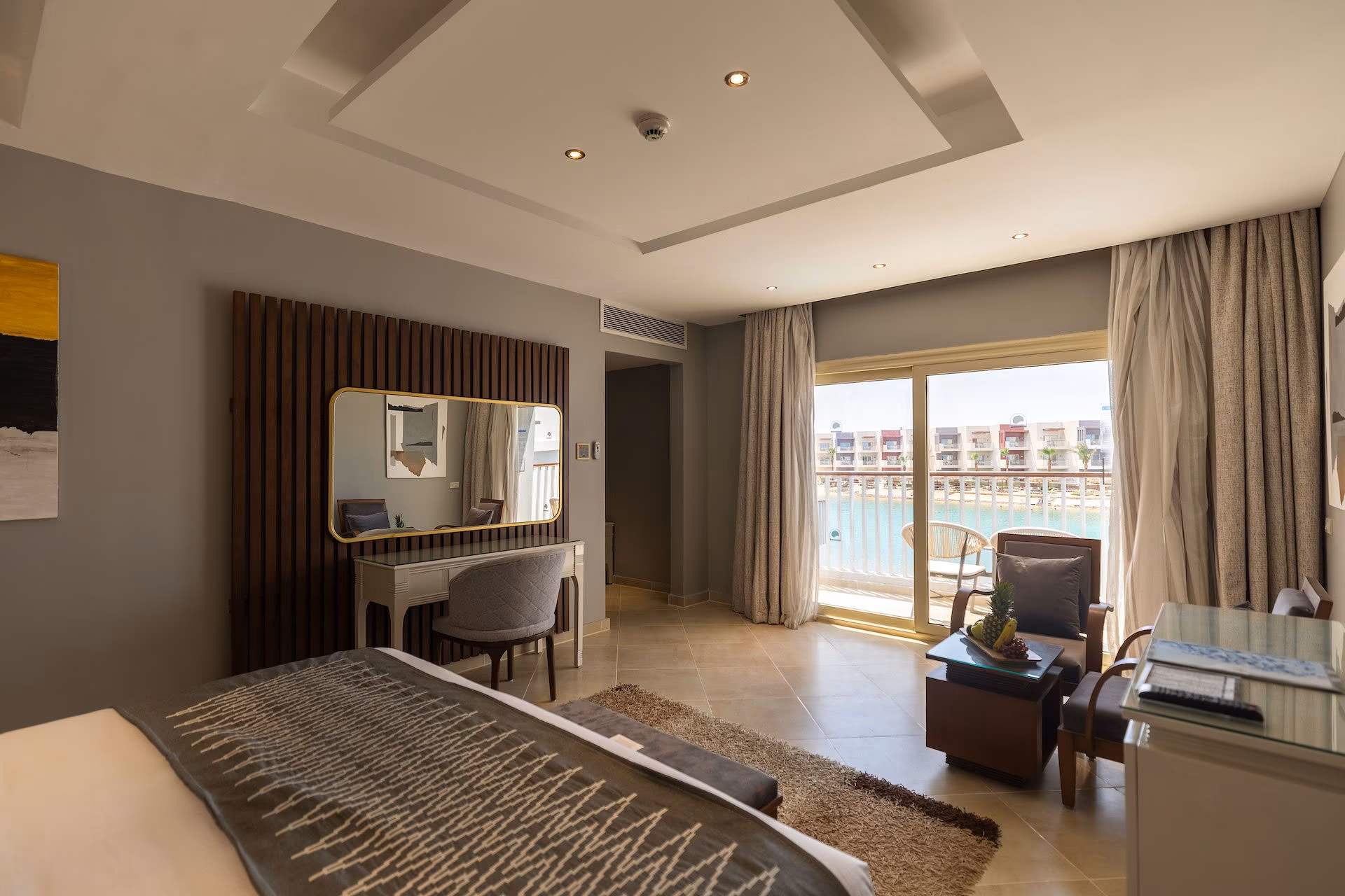 Slaapkamer van de Jacuzzi Suite met balkon en zicht op de lagune, SUNRISE Crystal Bay Resort in Hurghada