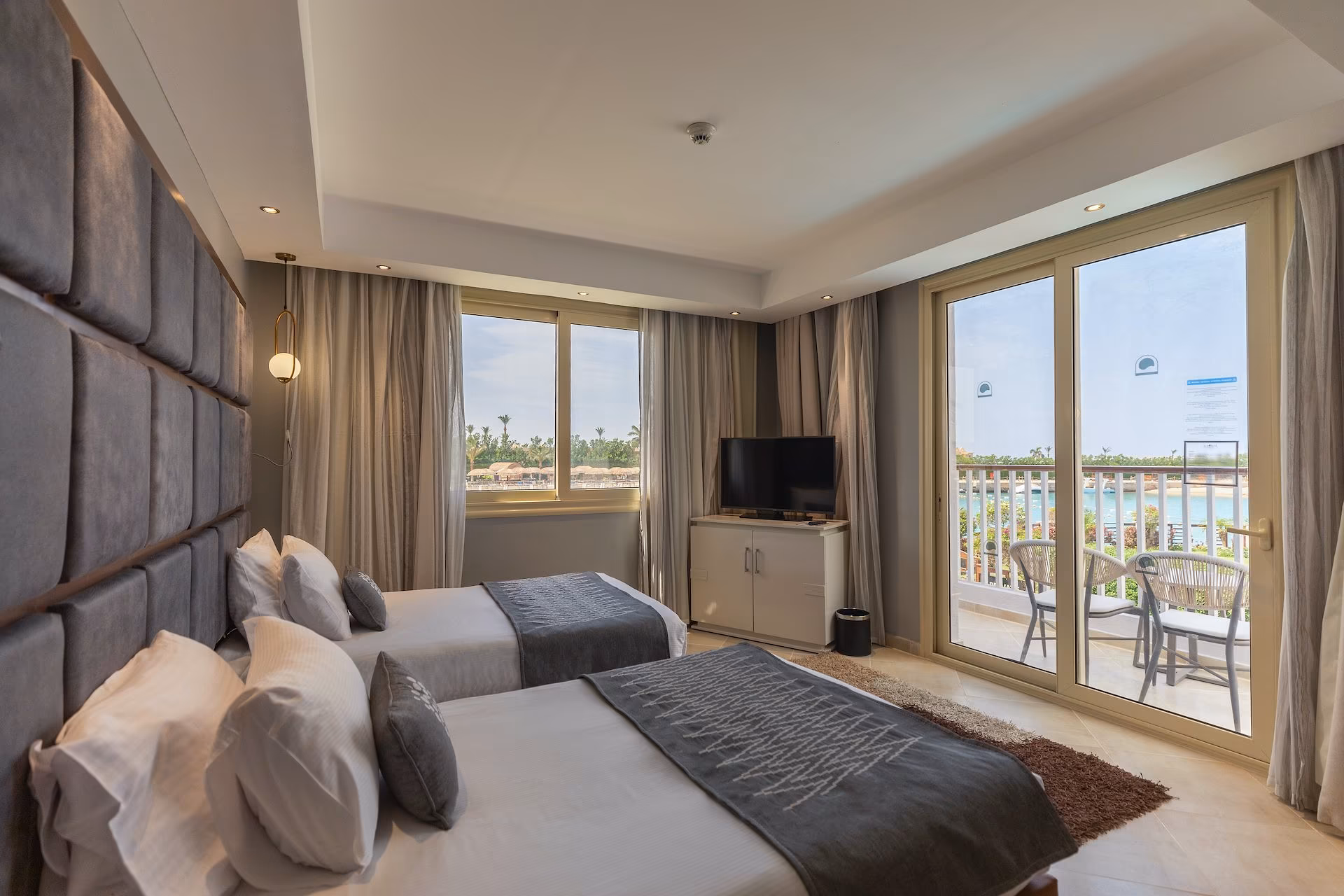 Tweede slaapkamer van de Jacuzzi Suite met twee bedden en balkon, SUNRISE Crystal Bay Resort in Hurghada