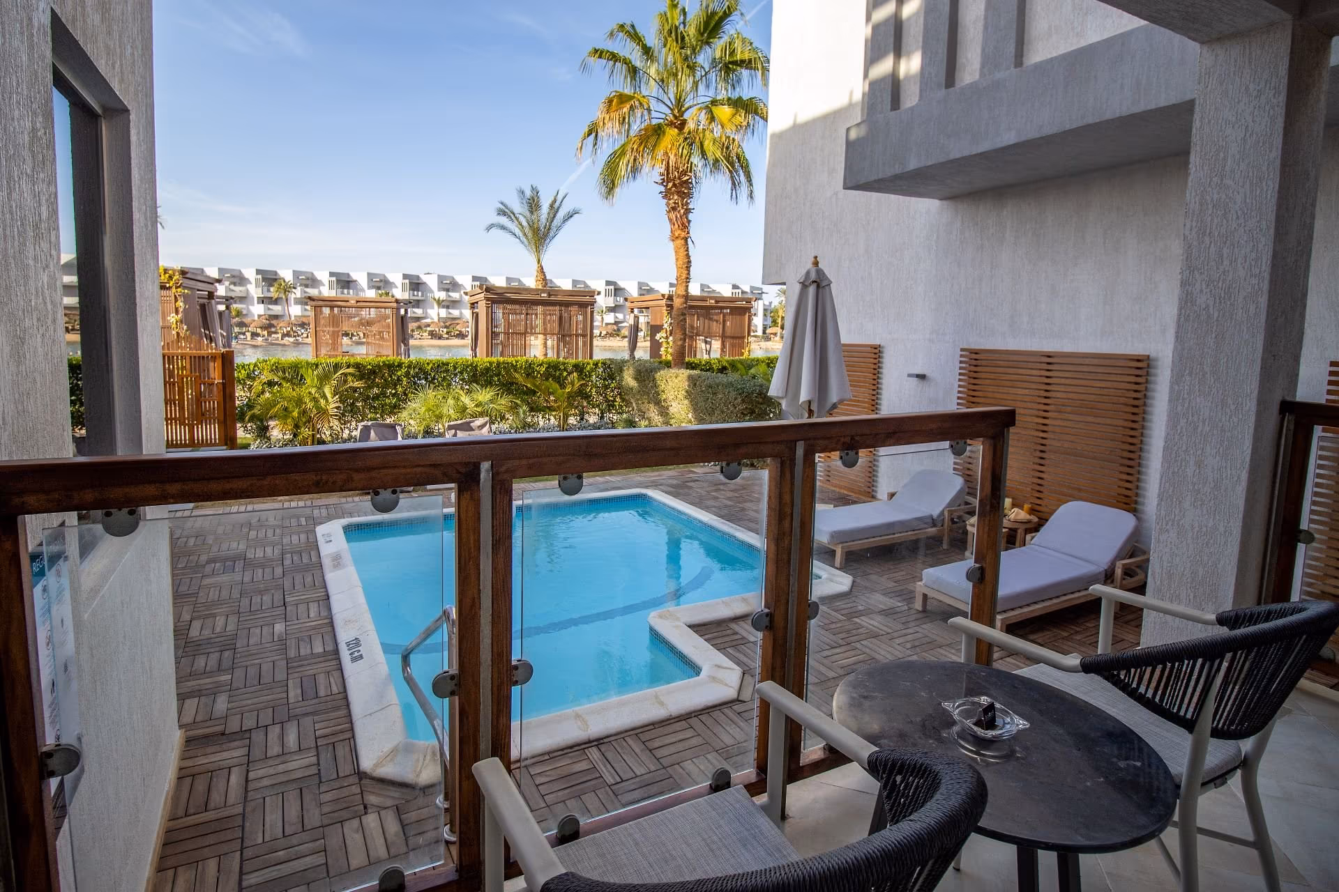 Terras van de Junior Swim-Up Suite met trap in het gedeelde zwembad, SUNRISE Crystal Bay Resort in Hurghada