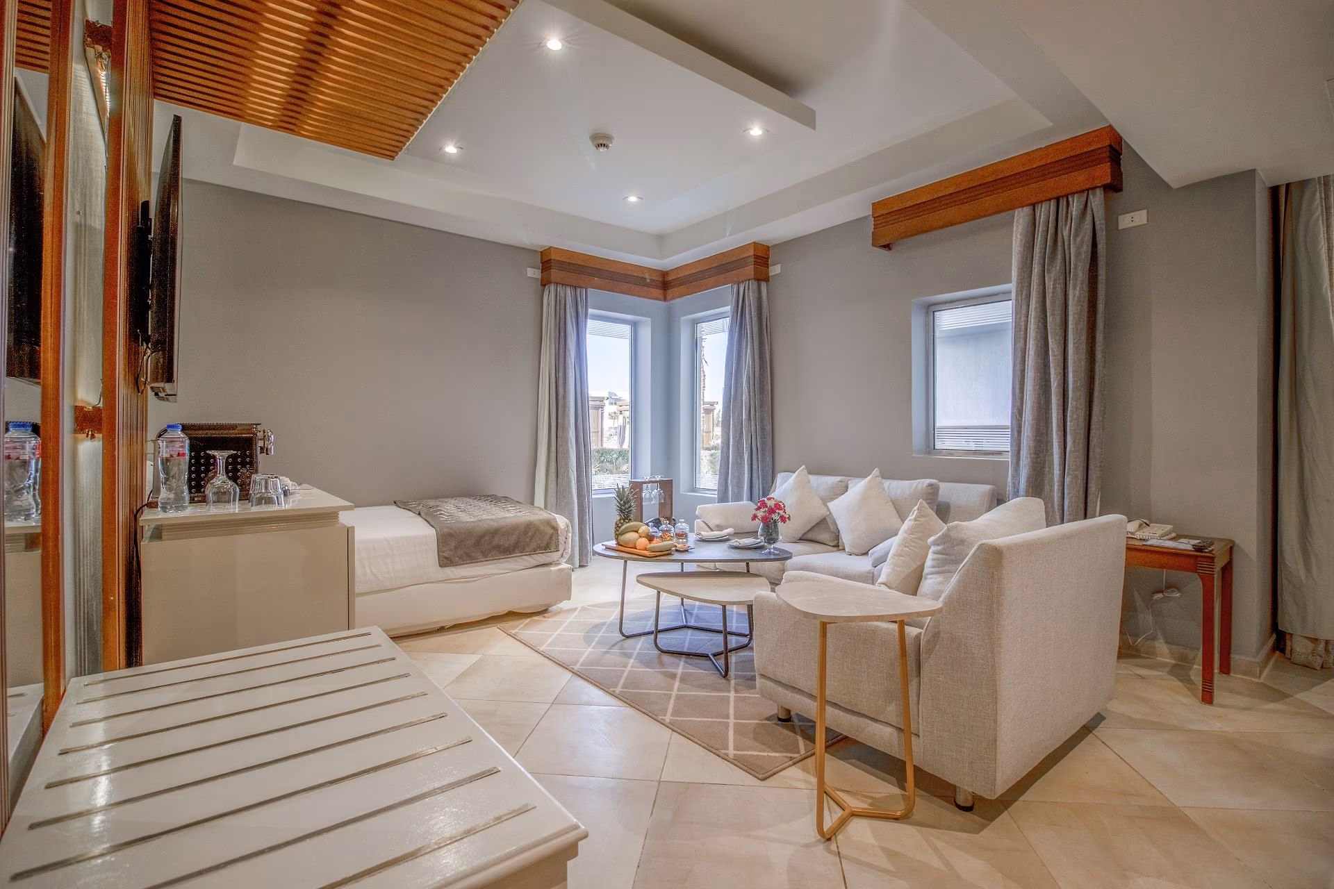 Woonruimte van de Junior Swim-Up Suite met slaapbank, SUNRISE Crystal Bay Resort in Hurghada