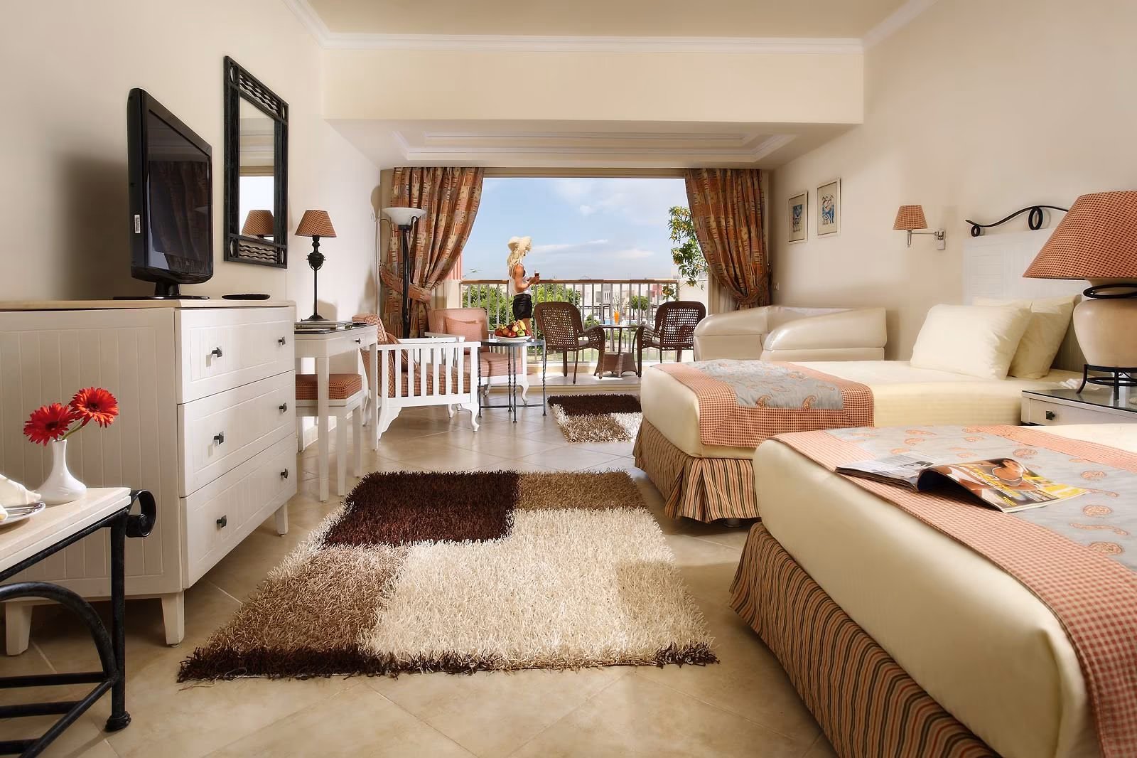 Kamer met twee bedden, vloerkleed en balkon in oudere inrichting, SUNRISE Crystal Bay Resort in Hurghada