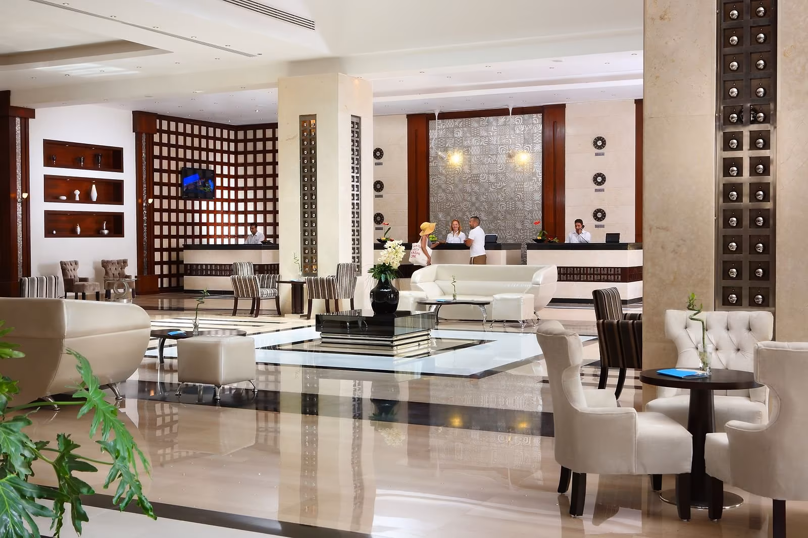Lobby met receptie, zithoeken en marmeren vloer, SUNRISE Crystal Bay Resort in Hurghada