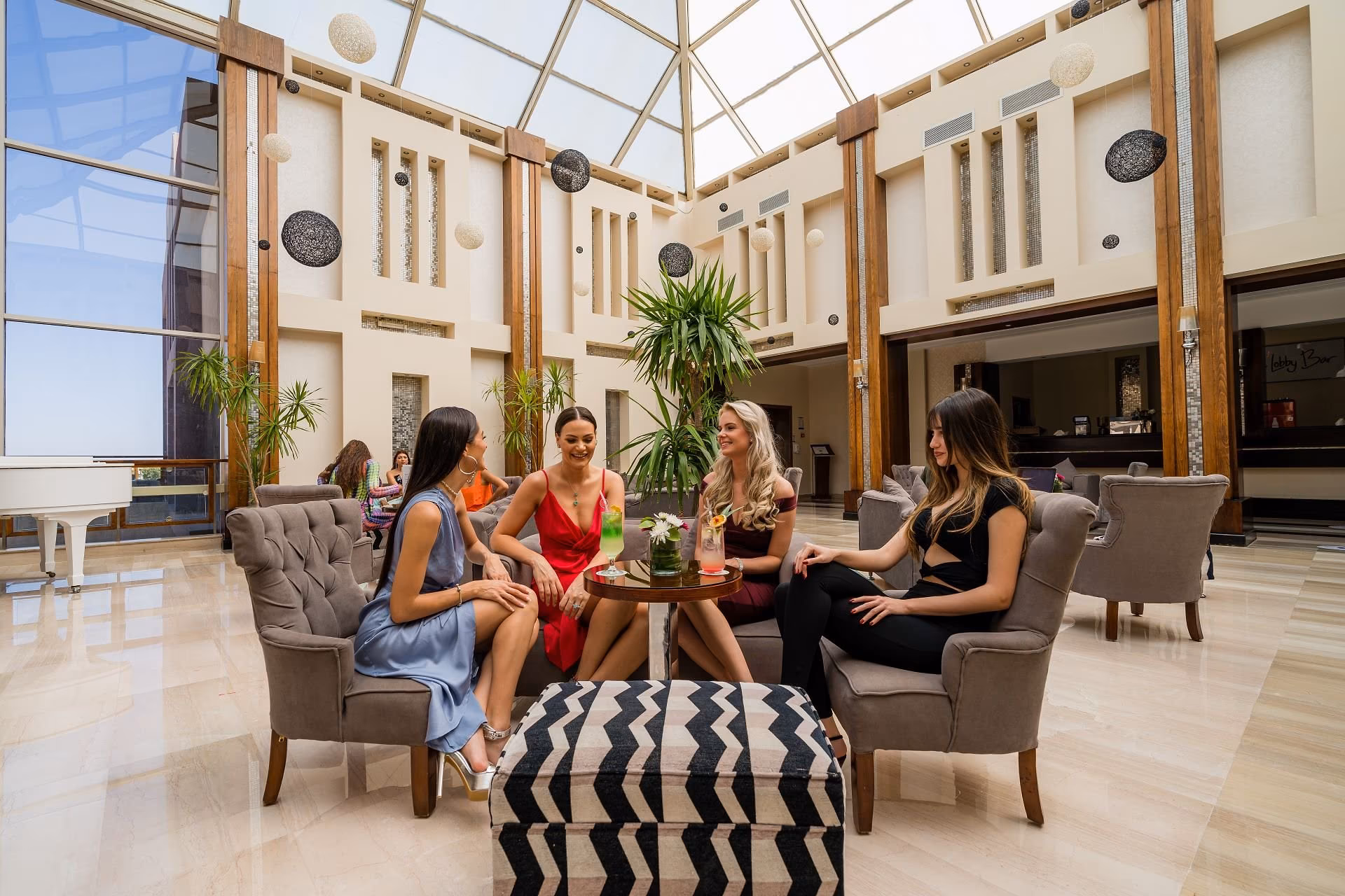 Gasten in de lobbylounge onder het glazen dak, SUNRISE Crystal Bay Resort in Hurghada