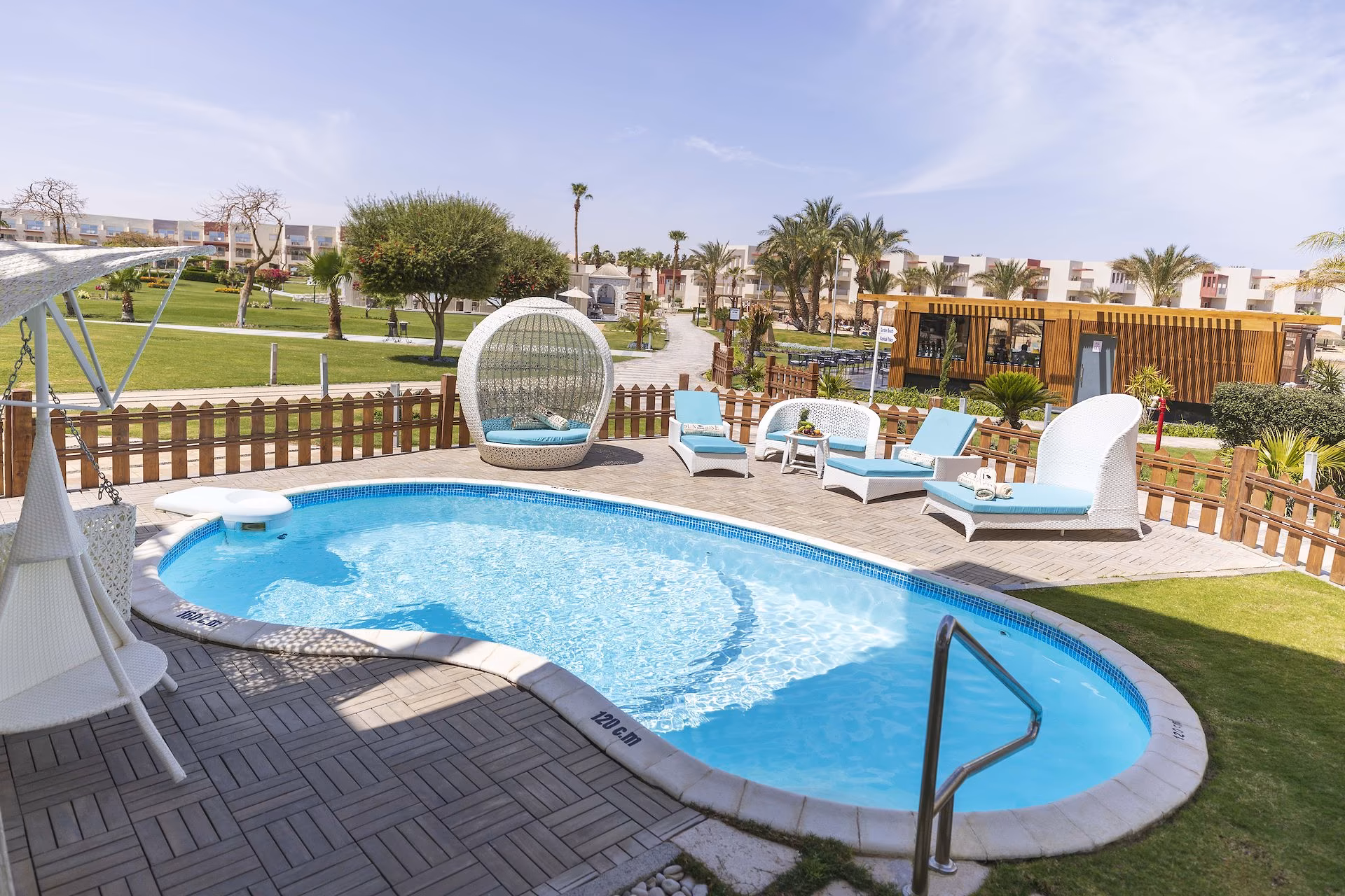 Klein zwembad met lounge-ei en ligbedden in een omheinde tuin, SUNRISE Crystal Bay Resort in Hurghada