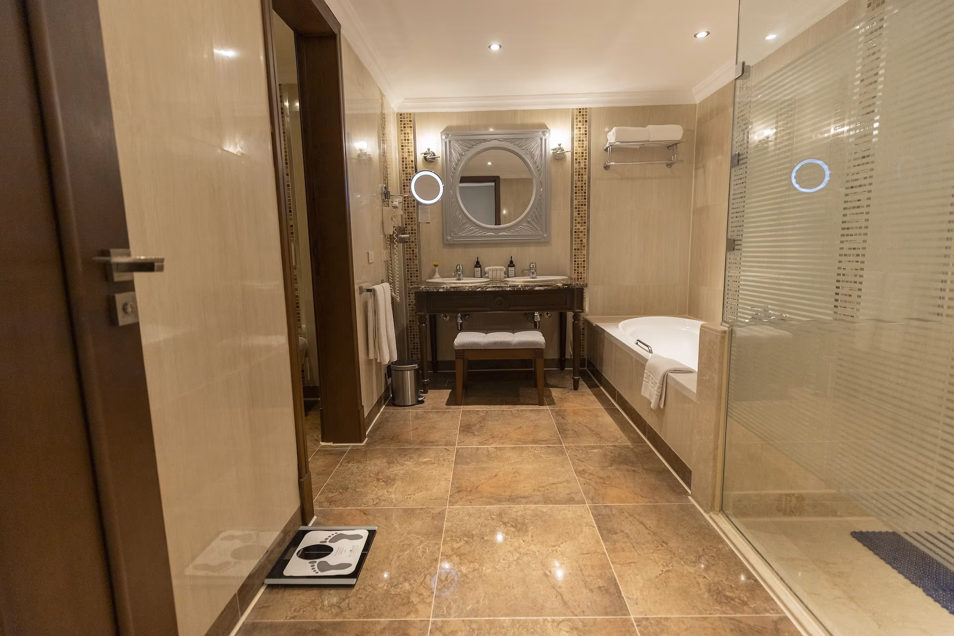 Badkamer van de Pool Suite met bad, glazen douche en wastafel, SUNRISE Crystal Bay Resort in Hurghada