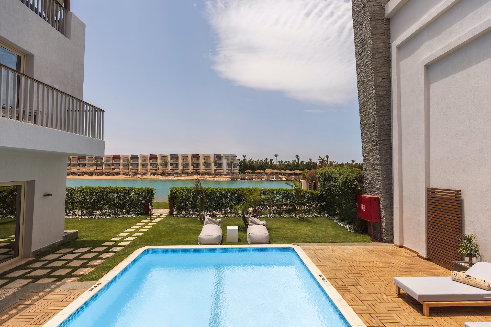 Privézwembad van de Pool Suite met houten terras en zicht op de lagune, SUNRISE Crystal Bay Resort in Hurghada