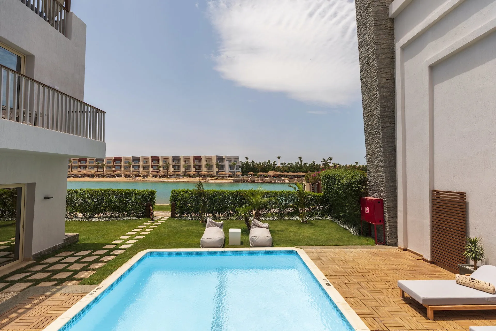 Privézwembad van de Pool Suite met houten terras en zicht op de lagune, SUNRISE Crystal Bay Resort in Hurghada