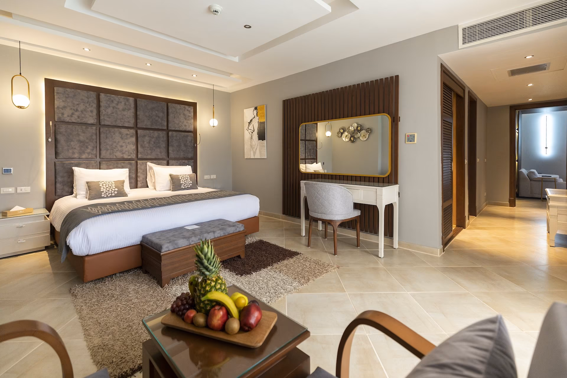 Slaapkamer van de Pool Suite met kingsize bed en fruitschaal, SUNRISE Crystal Bay Resort in Hurghada