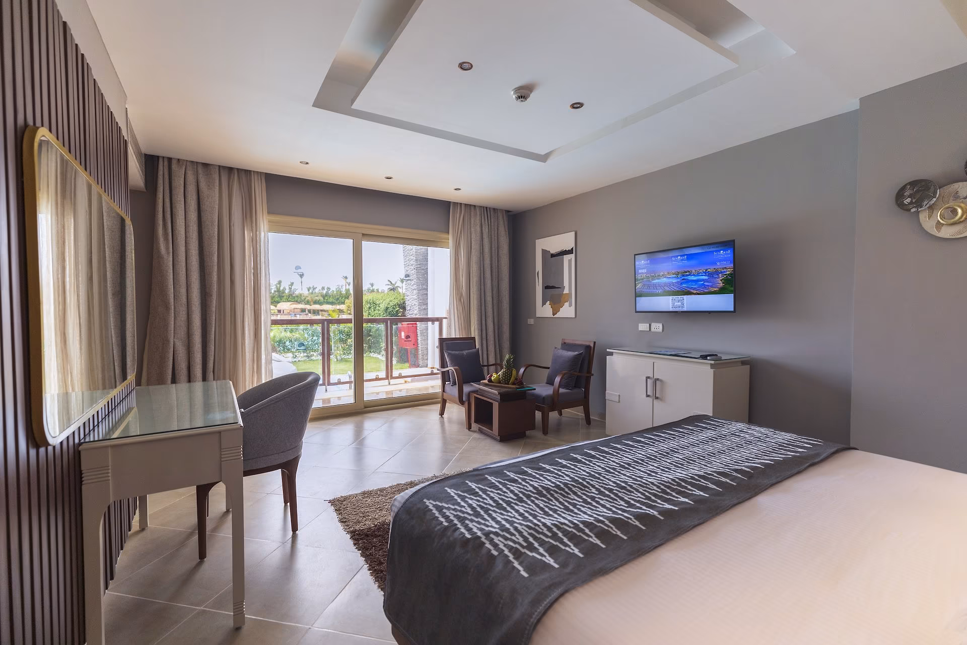 Slaapkamer van de Pool Suite met kingsize bed en schuifpui naar het terras, SUNRISE Crystal Bay Resort in Hurghada
