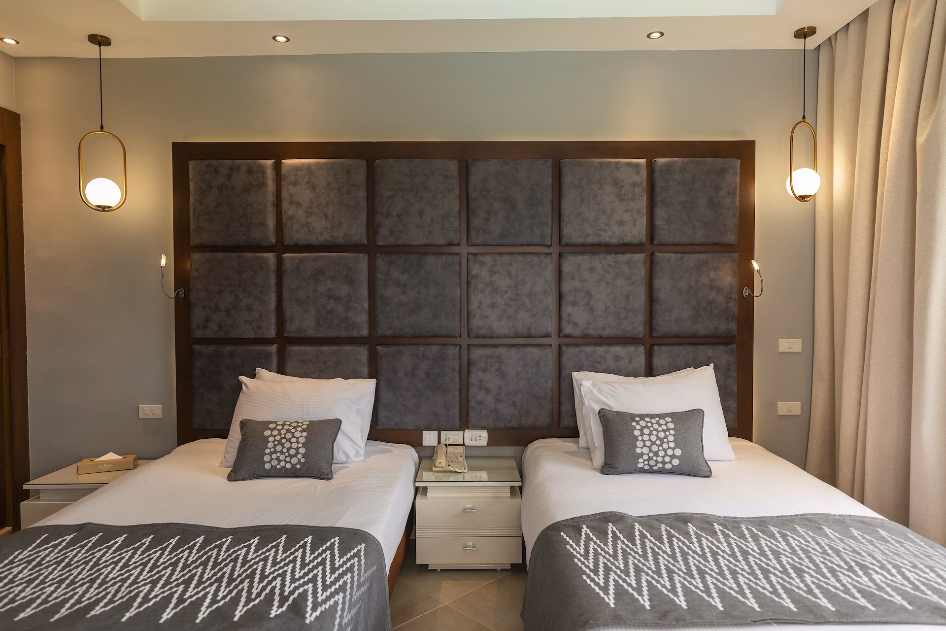 Tweede slaapkamer van de Pool Suite met twee eenpersoonsbedden, SUNRISE Crystal Bay Resort in Hurghada
