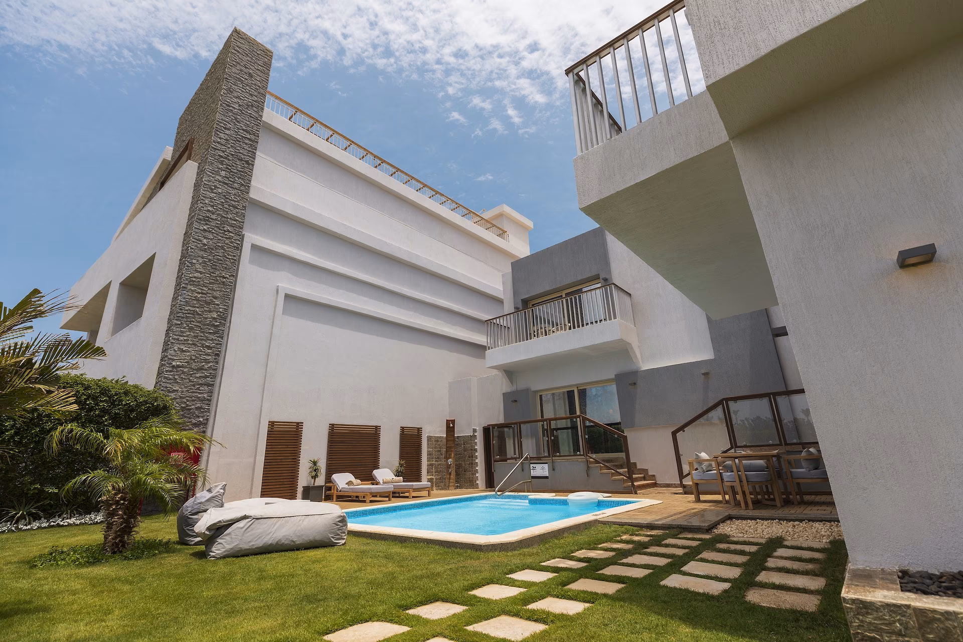 Villa met eigen zwembad en gazon bij de Pool Suite, SUNRISE Crystal Bay Resort in Hurghada