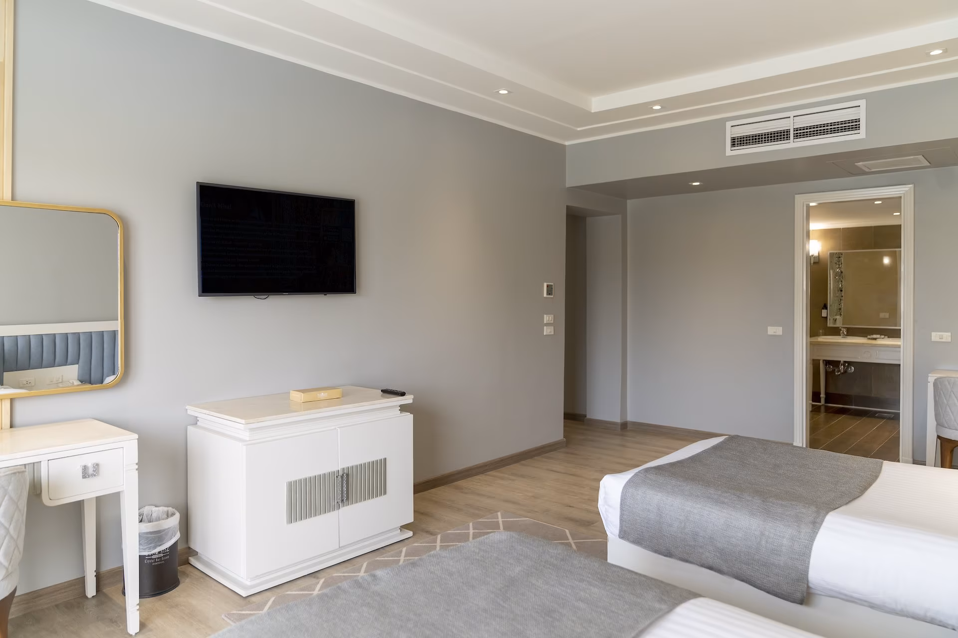 Tweede slaapkamer van de Royal Suite met doorkijk naar de badkamer, SUNRISE Crystal Bay Resort in Hurghada