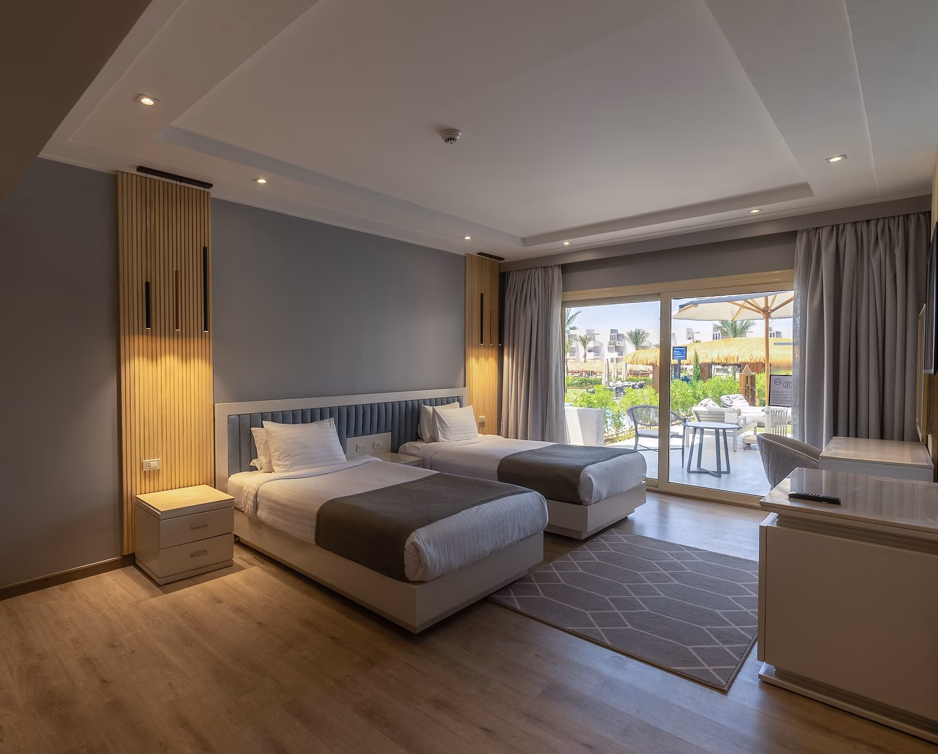Tweede slaapkamer van de Royal Suite met twee eenpersoonsbedden en terras, SUNRISE Crystal Bay Resort in Hurghada