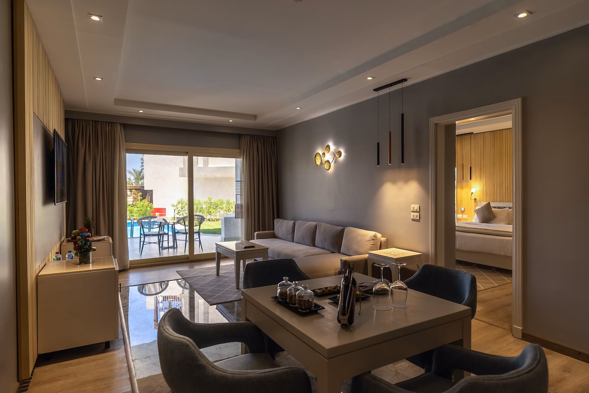 Woon- en eetkamer van de Royal Suite met doorkijk naar de slaapkamer, SUNRISE Crystal Bay Resort in Hurghada
