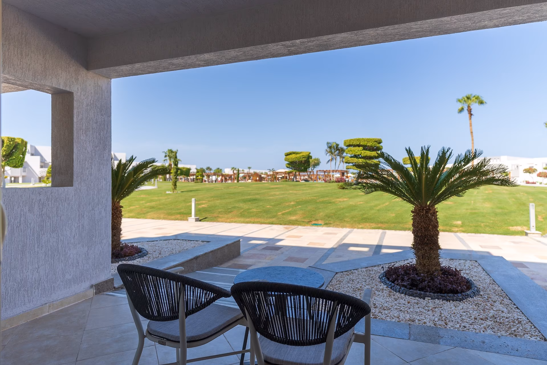 Terras van de Special Needs Room op de begane grond met zicht op het gazon, SUNRISE Crystal Bay Resort in Hurghada