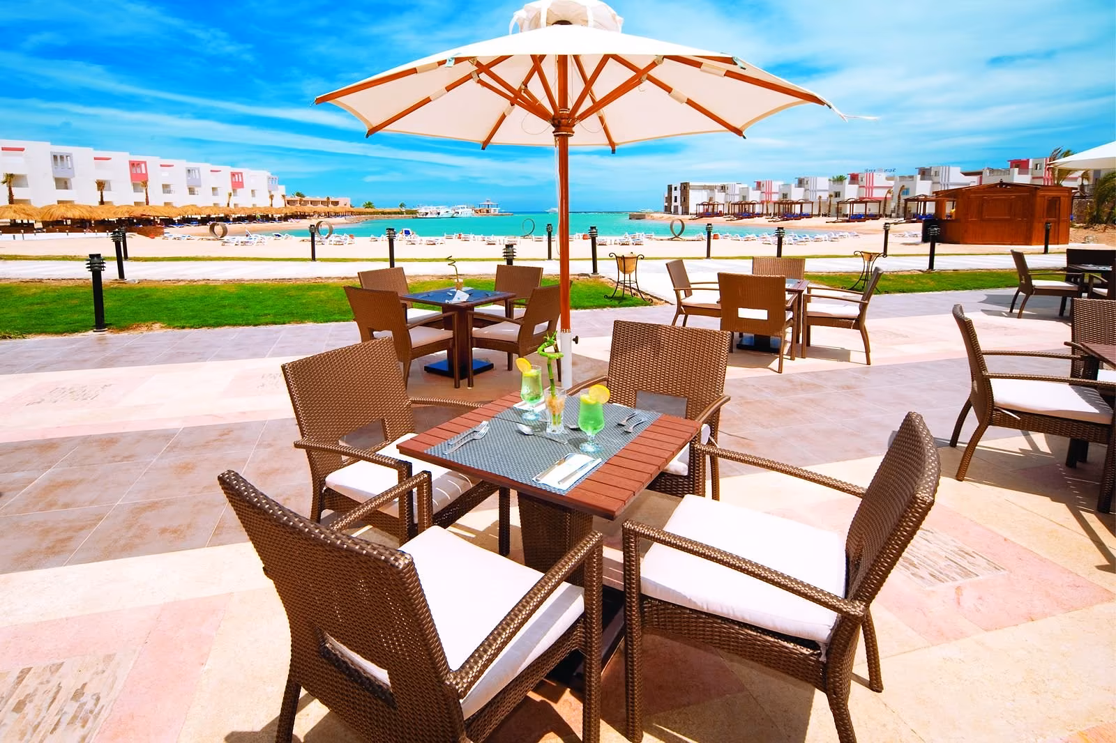 Terras van de strandbar met parasol en uitzicht over de lagune, SUNRISE Crystal Bay Resort in Hurghada