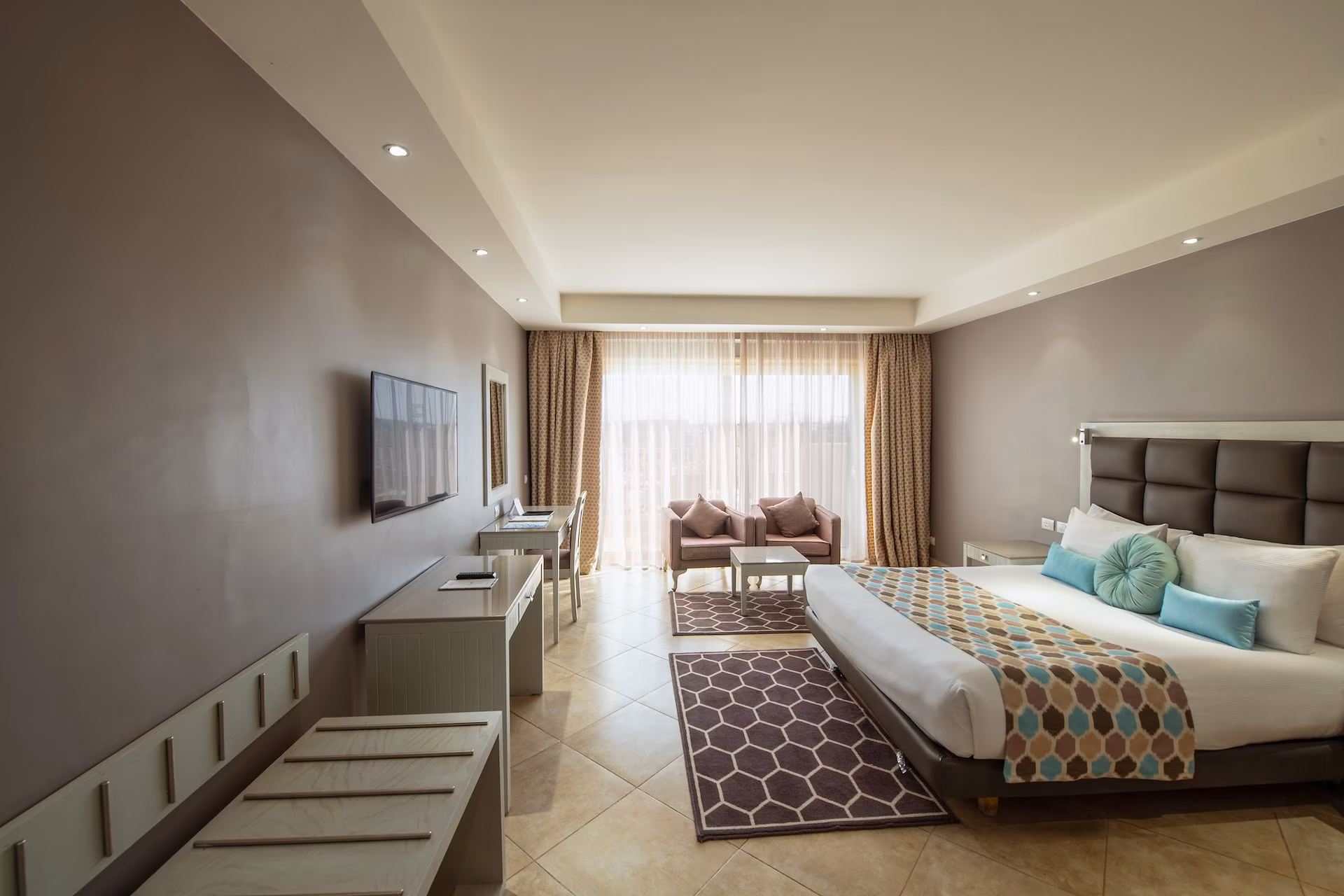 Superior Room met kingsize bed, zithoek en schuifpui, SUNRISE Crystal Bay Resort in Hurghada