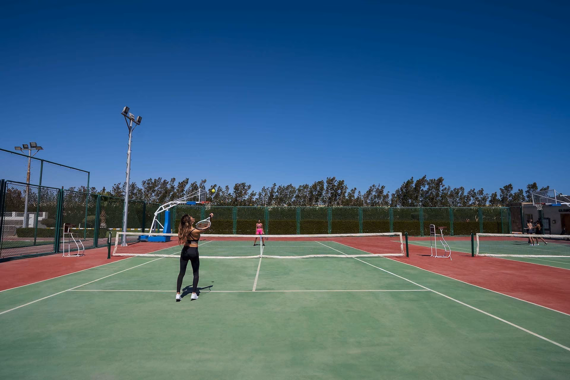 Tennisbaan met verlichting, twee spelers, SUNRISE Crystal Bay Resort in Hurghada