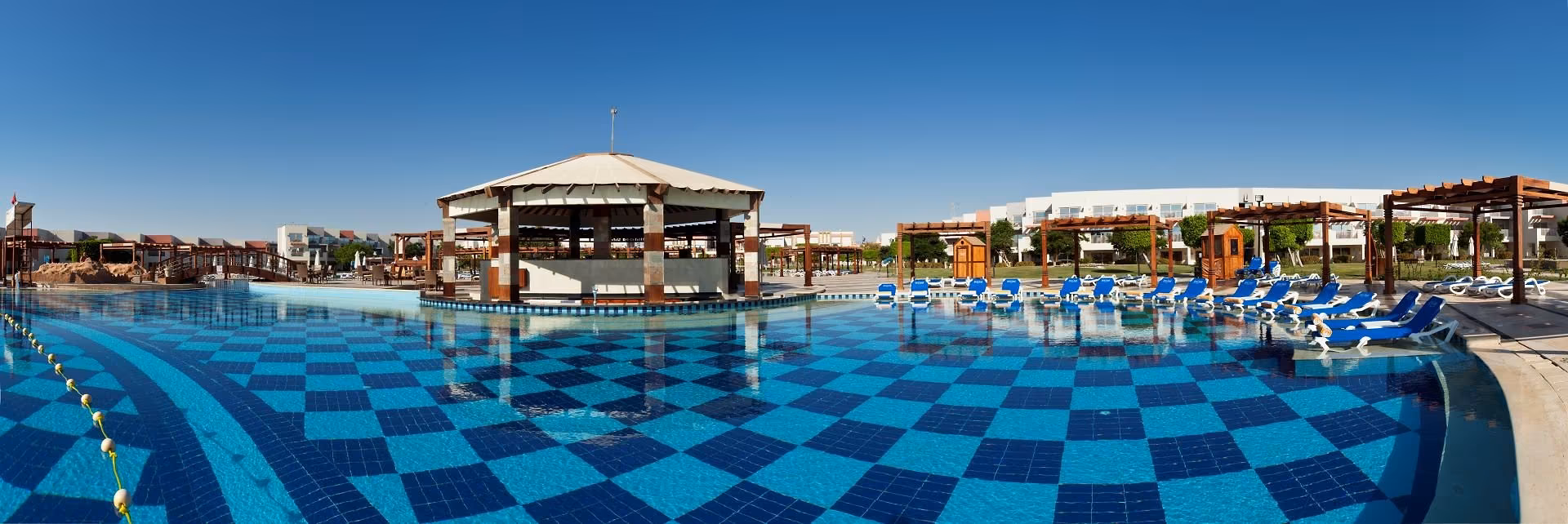 Panorama van het grote zwembad met geblokte bodem en het barpaviljoen, SUNRISE Crystal Bay Resort in Hurghada