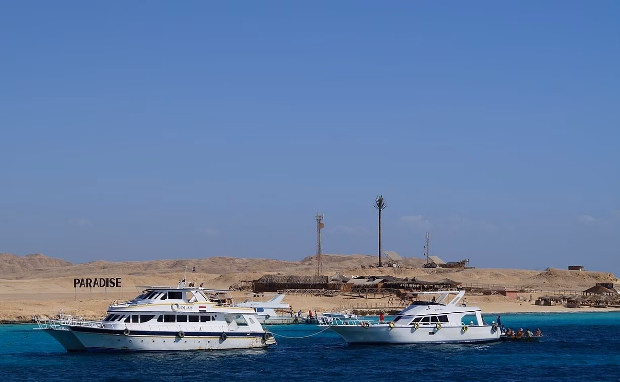 Excursieboten voor anker bij een van de eilanden voor Hurghada