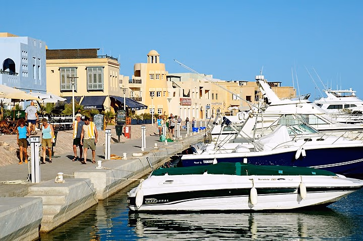 Wandelpromenade langs de haven van Hurghada met boten aan de kade