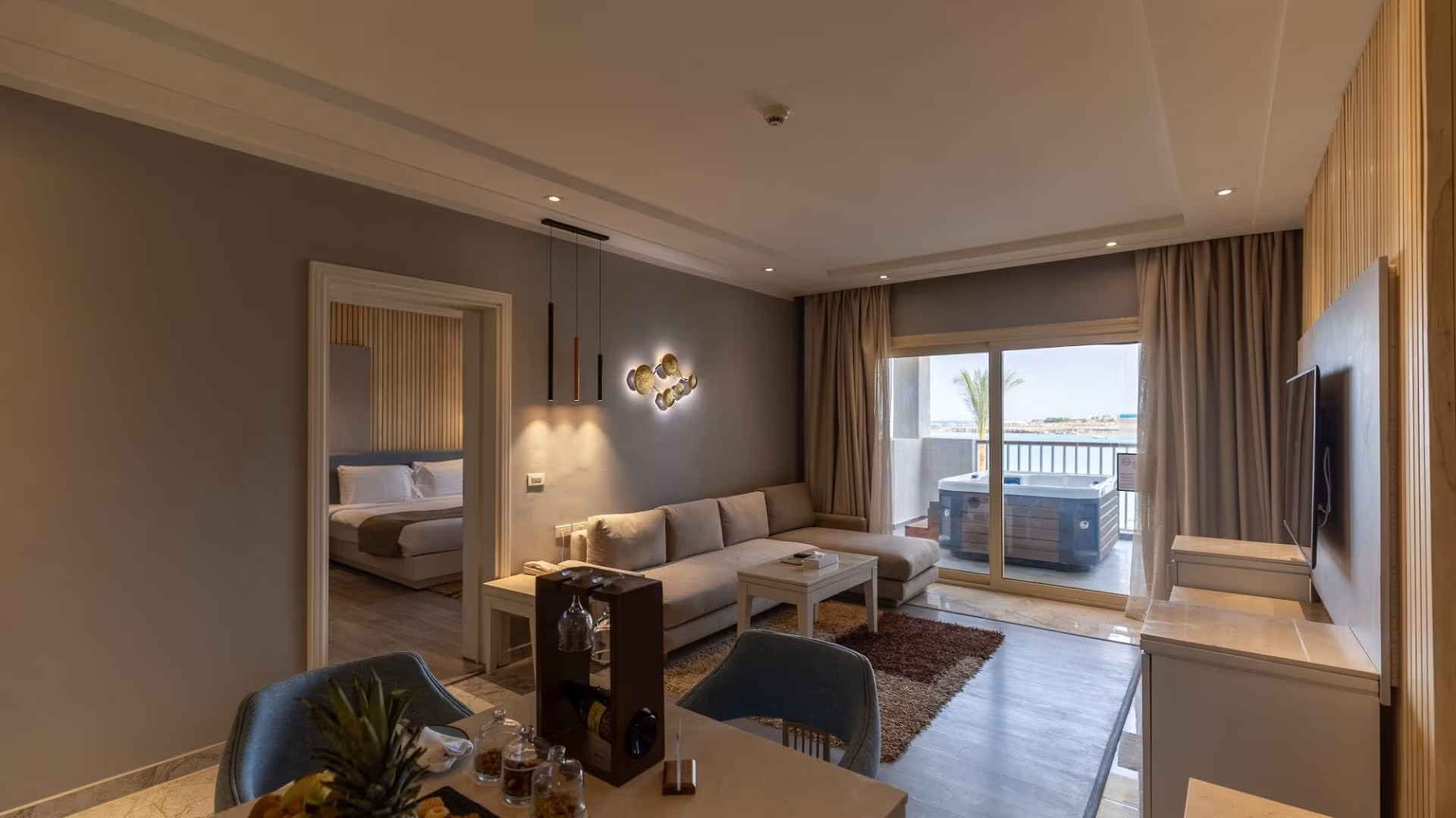 Woonkamer van de Crystal Jacuzzi Suite met jacuzzi op het balkon, SUNRISE Crystal Bay Resort in Hurghada