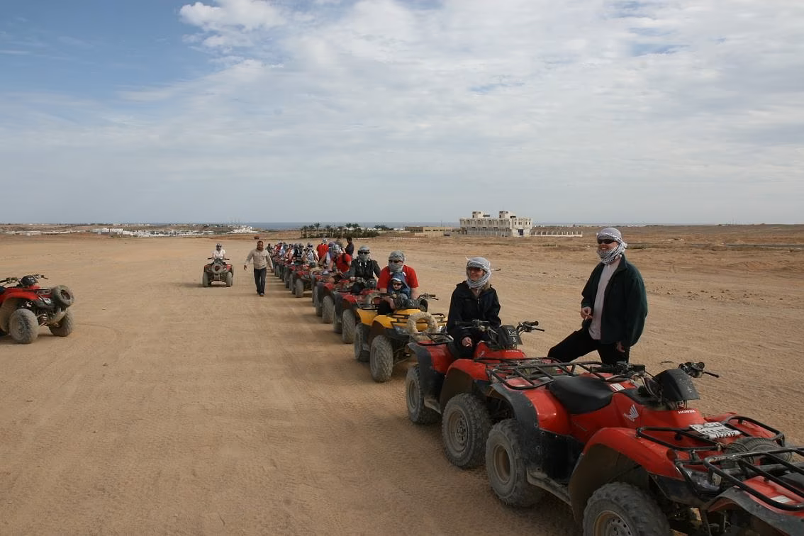 Quads in een rij in de woestijn bij Hurghada