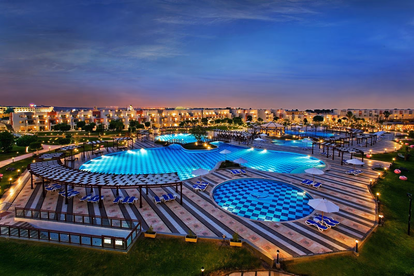 De verlichte zwembaden in de avondschemering, SUNRISE Crystal Bay Resort in Hurghada