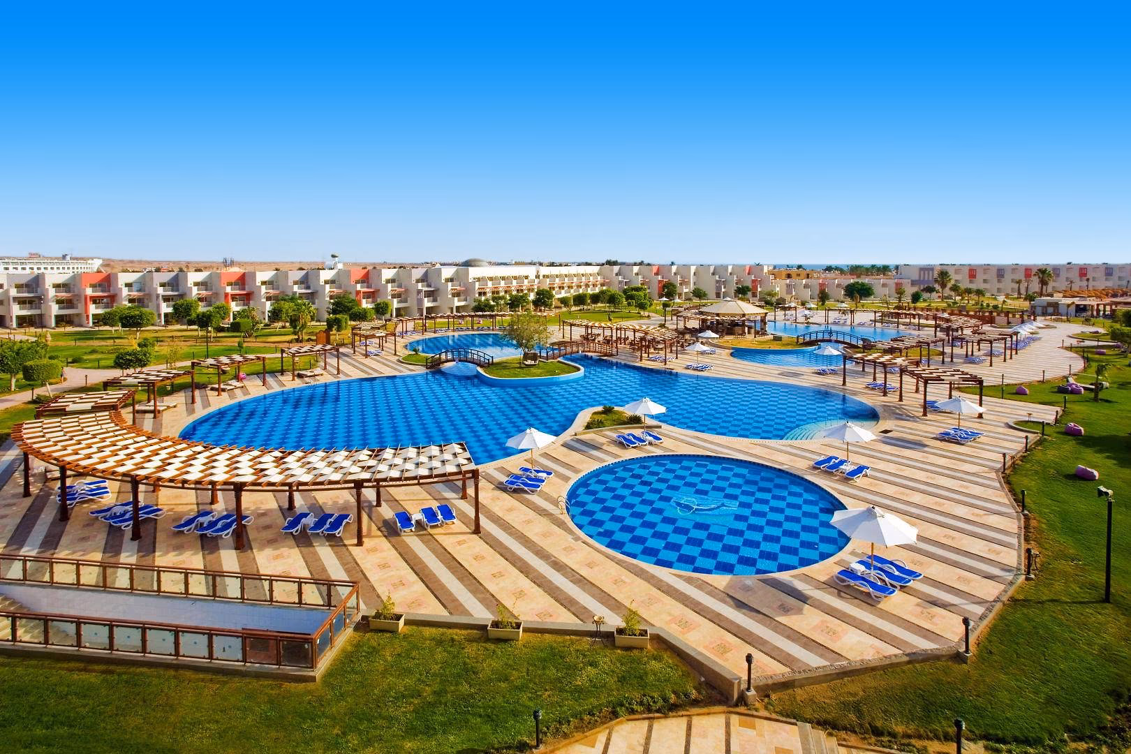 Overzicht van de zwembaden, pergola's en laagbouw, SUNRISE Crystal Bay Resort in Hurghada