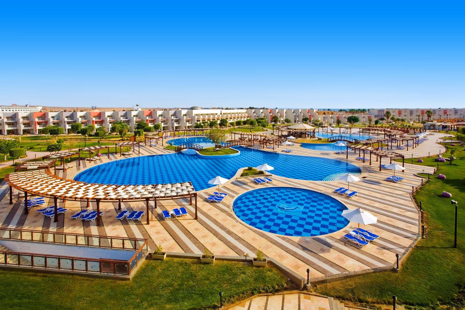 Overzicht van de zwembaden, pergola's en laagbouw, SUNRISE Crystal Bay Resort in Hurghada
