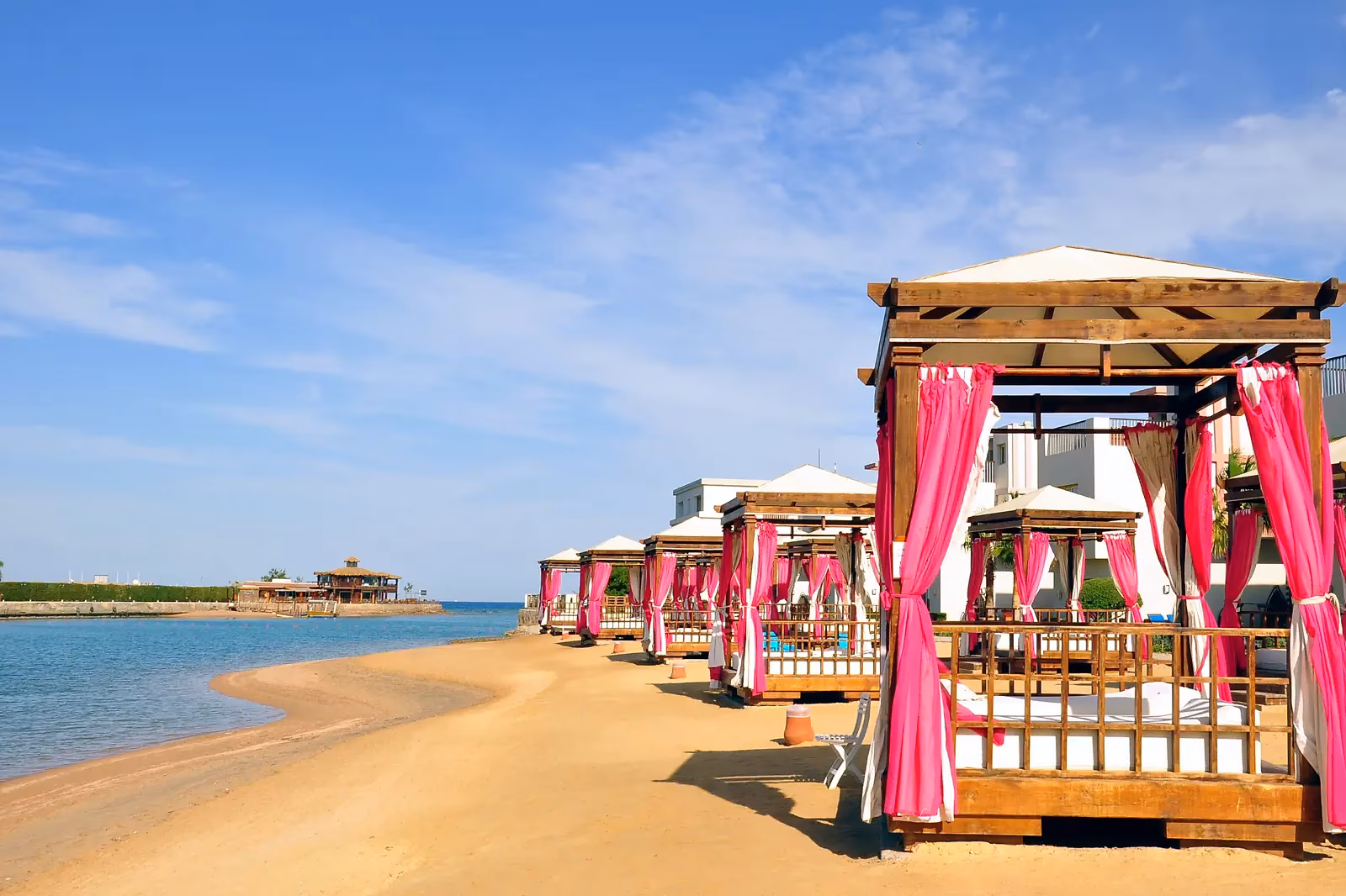 Cabana's met roze gordijnen op het strand aan de lagune, SUNRISE Crystal Bay Resort in Hurghada