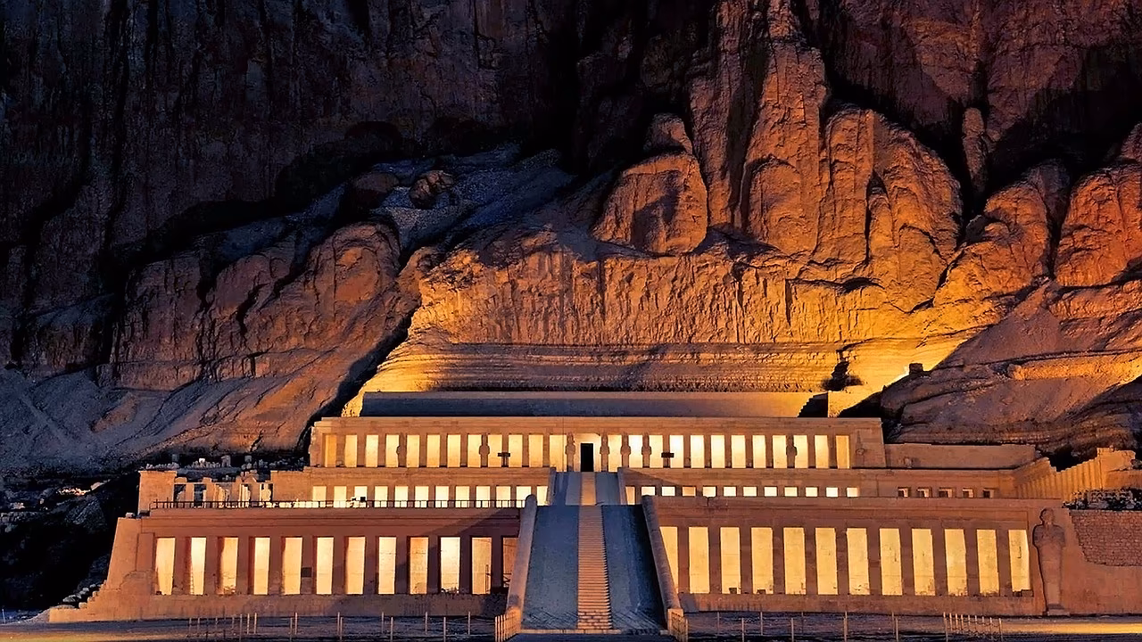 De verlichte tempel van Hatshepsut bij Luxor